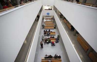 Pacientes esperando en el centro de consultas externas y especialidades Príncipe de Viana de Pamplona.