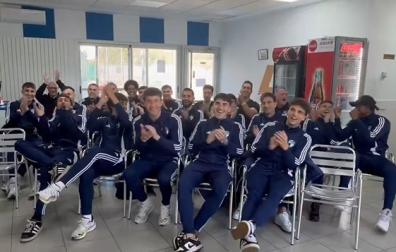 Los jugadores del equipo zaragozano de 2ª RFEF han presenciado el sorteo en las instalaciones de su club