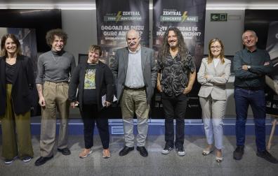 Eva Sevingé (Orekan), Alejo, Aintzane (Motxila 21), el consejero Aierdi, Pedro Razquin, la directora general de Medio Ambiente, Ana Bretaña, y Oscar Rubio