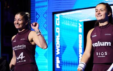 Alejandra Salazar y Martina Calvo saltan a la pista central del complejo Hamdan Sports de Dubai /