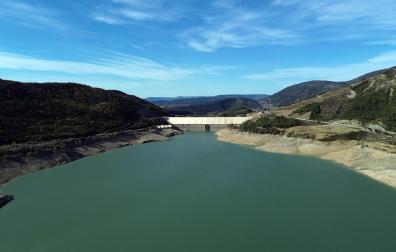 Imágenes del embalse de Yesa, al 15% de su capacidad el 12 de noviembre tras un verano de sequía y riegos /