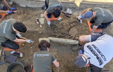 Voluntariado local y personal de Aranzadi trabajaron en los dos sondeos arqueológicos realizados junto a la ermita de San Román de Aoiz