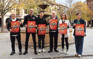 Desde la izda., los hosteleros Jesús Astarriaga, Paco Baquedano, David Zhu y Jorge Ruiz y Maite Basterra y Loreto San Martín, de la Asociación de Comerciantes, ayer en la plaza de Santiagot /