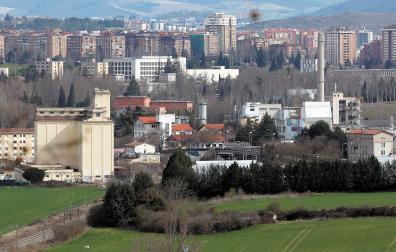 Vista parcial de Echavacoiz y de la actual línea de tren que bordea el barrio de Pamplona /