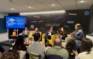 Mikel Irujo, José Ángel Andrés y Guillermo García, acompañados de Maider Etxaleku y María Leache del equipo de LABAJERA® en la presentación de LOTURA