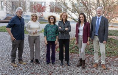 De izquierda a derecha, Unax Flores (psicólogo de Besarkada), Susana Burusco (médico de Urgencias), Ana Hidalgo (médico forense), Charo Repáraz (Universidad de Navarra), Paula Fuentes (Teléfono de la Esperanza) y Alfonso Echávarri (Teléfono de la Esperanza