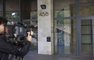 Vista de uno de los registros que la Unidad Central Operativa (UCO) de la Guardia Civil ha realizado este viernes en San Sebastián este viernes