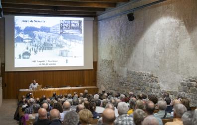Víctor Manuel Egia Astibia, durante la conferencia que pronunció recientemente en el Civivox Condestable ante un auditorio lleno