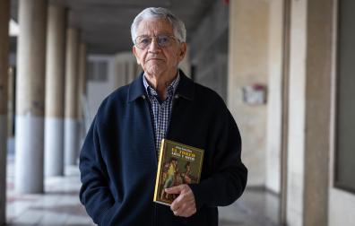 Alfonso Verdoy, con un ejemplar de su libro ‘El toreo. Arte y mito’ /