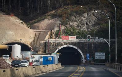 Las obras del túnel de Belate, con los carteles de Acciona y Osés tras la retirada del de Servinabar