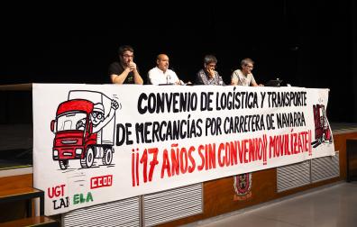 La mesa presidencial de los sindicatos en la asamblea de camioneros celebrada este domingo, 16 de noviembre, en la Casa de Cultura de Burlada /