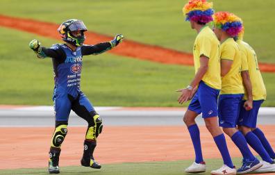 El piloto brasileño en la categoría de Moto 2, Diogo Moreira, celebra el campeonato al finalizar la carrera del Gran Premio de la Comunitat Valencia de MotoGP /