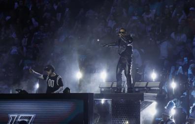 Vista de la actuación de Bizarrap y Daddy Yankee en el descanso del partido de la Liga de Fútbol Americano disputado en el Bernabéu