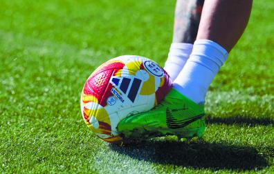 Rubén García golpea con su pierna izquierda el balón de la Copa en un entrenamiento reciente en Tajonar