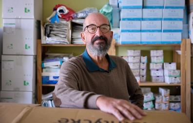 El cirujano pediátrico Carlos Bardají, en el almacén de Noáin-Esquiroz, donde guarda el material de las expediciones que emprende a Senegal y Gambia con su ONG 'Hope & Progress'.