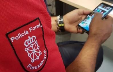 Un agente de Policía Foral verifica un terminal durante una investigación