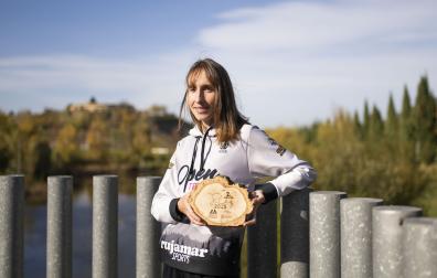 Naiara Irigoyen Indave posa con el trofeo como segunda del Marató dels Dements, cita que certificó su subcampeonato en las Skyrunner World Series.