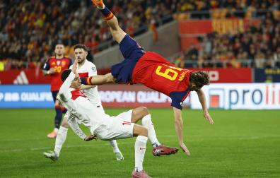 El centrocampista de la selección española de fútbol Fermín López lucha con el turco Mert Müldür, durante el encuentro /