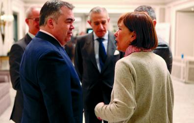 Santos Cerdán y Uxue Barkos, hablando en 2020 en un hotel de Madrid, donde acudieron para un desayuno informativo protagonizado por la presidenta del Gobierno foral, María Chivite