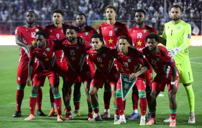 Jugadores de Surinam posan este martes, en un partido por las eliminatorias de Concacaf al Mundial 2026 entre Guatemala y Surinam en el estadio El Trébol, en Ciudad de Guatemala