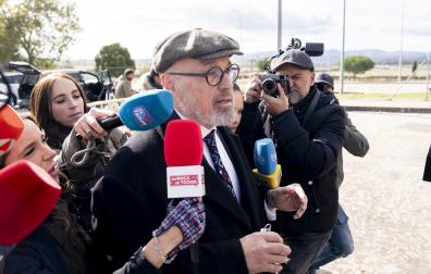 El abogado de Santos Cerdán, Jacobo Teijelo, a su llegada a la prisión de Soto del Real