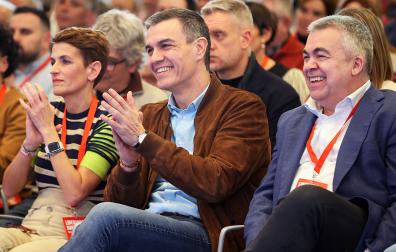 María Chivite, Pedro Sánchez y Santos Cerdán, el pasado 22 de marzo, en el Baluarte, en Pamplona, en el acto de clausura del congreso de los socialistas navarros.