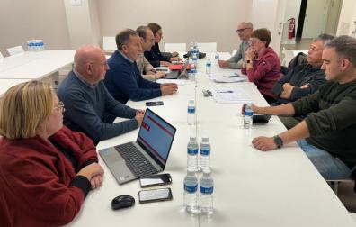 Rafa del Amo, tercero por la izquierda, y Jorge Aguirre, a su izquierda, lideraron la reunión con las familias