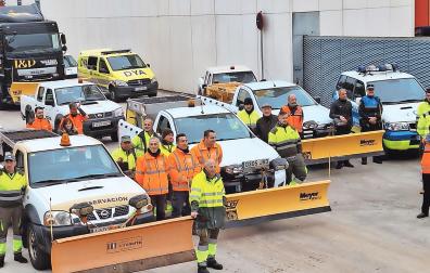 Parte del equipo humano y material que se activará ante las previsiones de nieve en Pamplona /