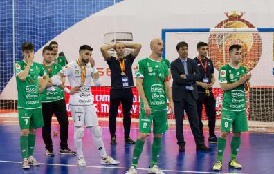 Los jugadores del C.D. Xota, abatidos, recogieron el trofeo de subcampeones de la Copa del Rey en 2017