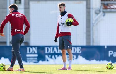 Aimar Oroz espera su turno junto a Kike Barja en un momento del entrenamiento de Osasuna este viernes, 21 de noviembre, en Tajonar /