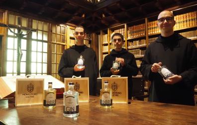 Borja Vaillo Usón, José Jerónimo Bou Marín y Eduardo Oliver Piqué, con botellas de la ginebra y el licor del Monasterio de Leyre