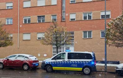 Un coche de policía ayer por la mañana, poco antes de producirse el desalojo