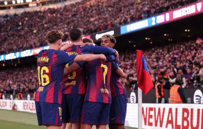 Los jugadores del F.C. Barcelona celebra el segundo tanto del partido
