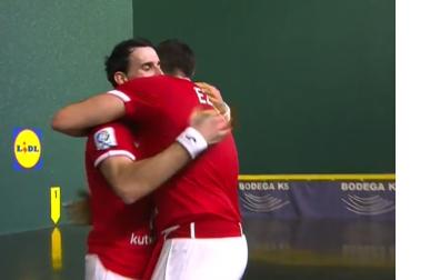 Altuna y Ezkurdia se abrazan al término del partido en el Adarraga,