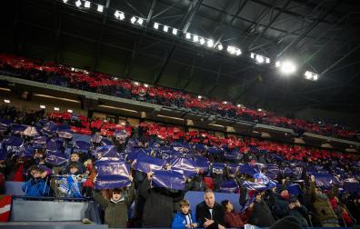 Aficionados rojillos durante el mosaico previo al Osasuna-Real Sociedad del sábado
