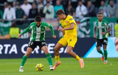 Francisco 'Isco' Alarcon (Real Betis) y Hugo Rincon (Girona FC), en un momento del partido