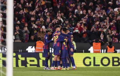 Los jugadores del Barça celebran uno de los dos goles anotados por Ferrrán contra el Athletic Club /