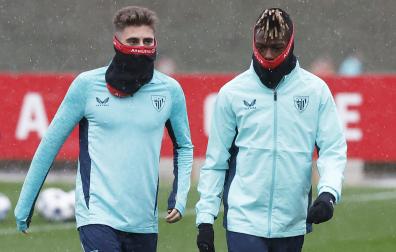 Robert Navarro (y Nico Williams durante el entrenamiento con el que el Athletic de Bilbao ha preparado este lunes 24 de noviembre el partido de Liga de Campeones /