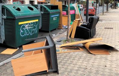 Muebles abandonados junto a una isla de contenedores en la calle río Queiles, en la plaza de la Pamplonesa /