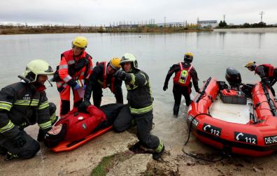 Efectivos de los servicios de emergencia en el simulacro de accidente aéreo en el área de la Balsa de la Morea.