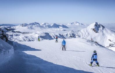 Esquiadores descendiendo por el Boulevard des Pyrenees en Arette-La Pierre Saint Martin en una temporada anterior