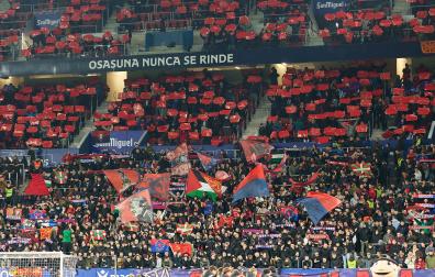 La grada rojilla en El Sadar durante el encuentro de la Jornada 13 entre Osasuna y Real Sociedad /