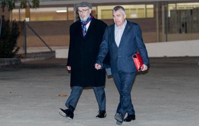 El exsecretario de organización del PSOE, Santos Cerdán (i), junto a su abogado Jacobo Teijelo (d) a su salida de la prisión de Soto del Real
