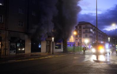 Fotos del incendio en un bazar de la avenida Marcelo Celayeta /
