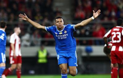 Kylian Mbappe celebra uno de los cuatro goles que marcó al Olympiacos