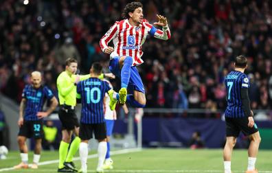 Jose Maria Gimenez celebra el tanto anotado en el descuento que daba la victoria al Atlético de Madrid contra el Inter de Milán