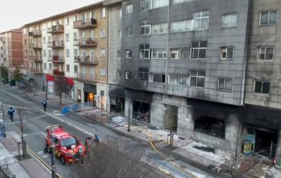 Así ha quedado el bazar del barrio de la Rochapea tras el espectacular incendio de este miércoles