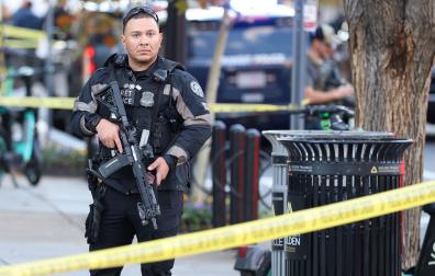 Un agente del Servicio Secreto de los Estados Unidos vigila cerca de la Casa Blanca tras el tiroteo en el que murieron dos soldados