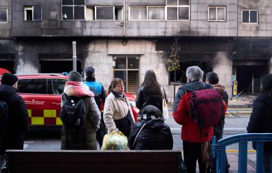 Fotos del incendio en un bazar de la avenida Marcelo Celayeta de la Rochapea