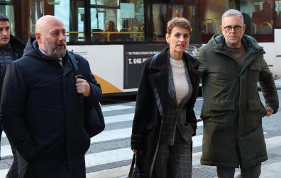 María Chivite y José Luis Arasti, llegando al Parlamento